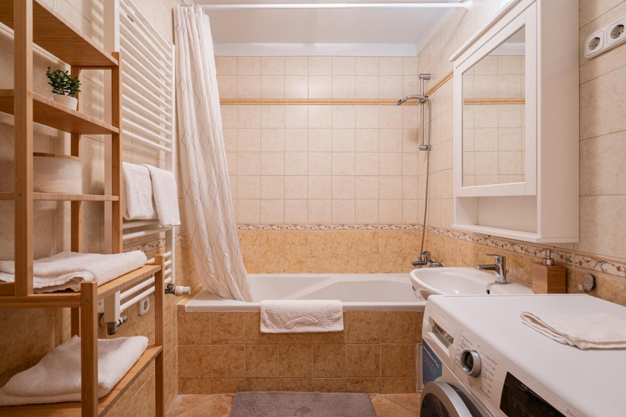 בודפשט Moonlit Muse Studio Home מראה חיצוני תמונה