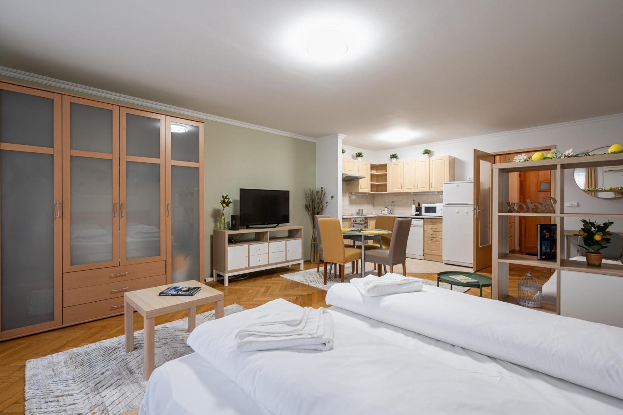 בודפשט Moonlit Muse Studio Home מראה חיצוני תמונה